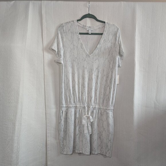 NWT Daily Ritual Supersoft Short-Sleeve V-Neck Romper White & Gray Snake Print L - Picture 2 of 11